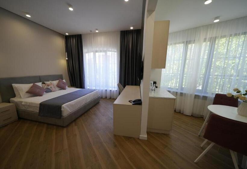 주니어 스위트, Ser In