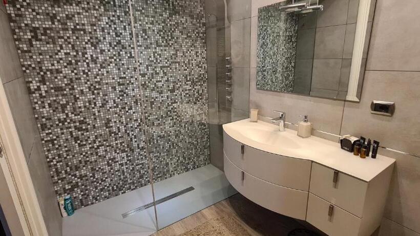 Büyük Çift Kişilik Yataklı Lüks Oda, Le Sale Resort