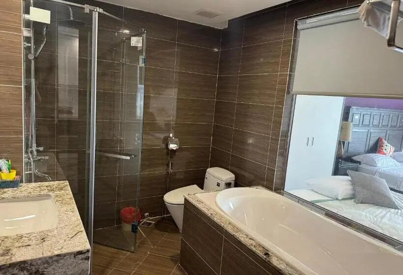 اتاق خانوادگی, Anson Condotel