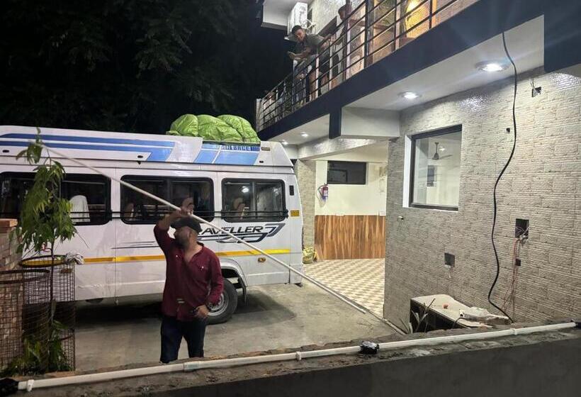 スタンダードルーム, Saurabh