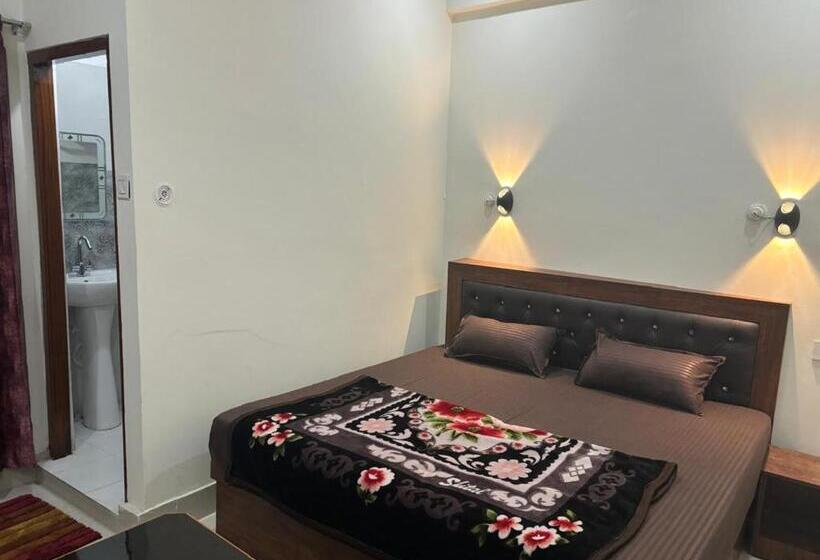 スタンダードルーム, Saurabh