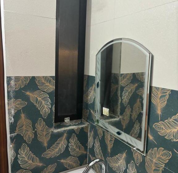 スタンダードルーム, Saurabh