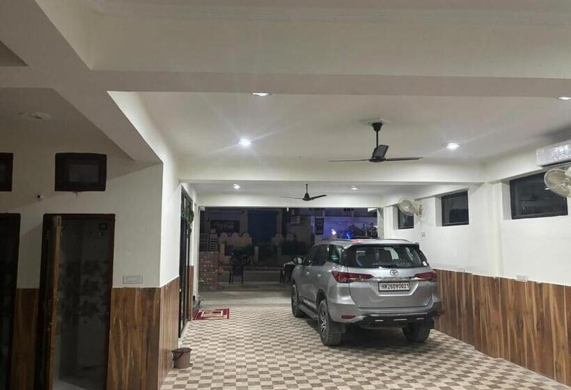 スタンダードルーム, Saurabh