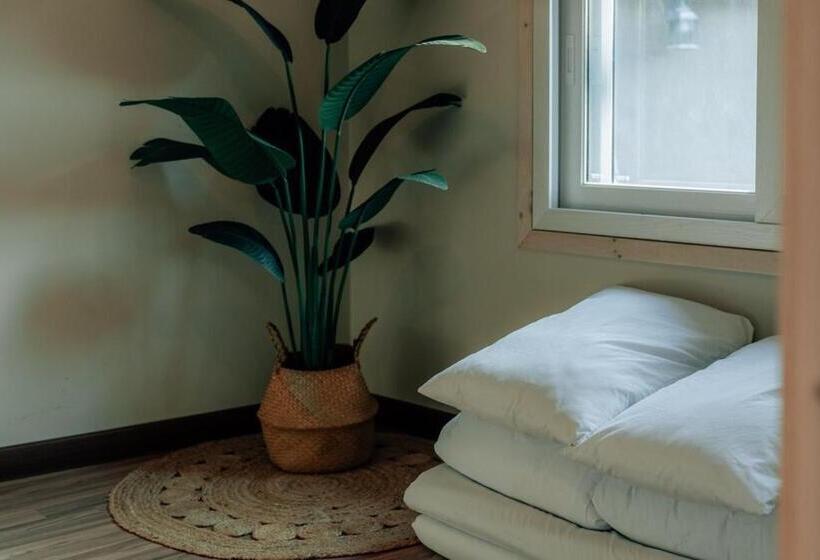 4인용 스탠다드 룸, Jeju Pension Doldamnomo Jip Doldamjeom