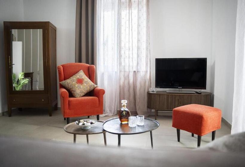 דירת חדר, La Terra Di Mezzo