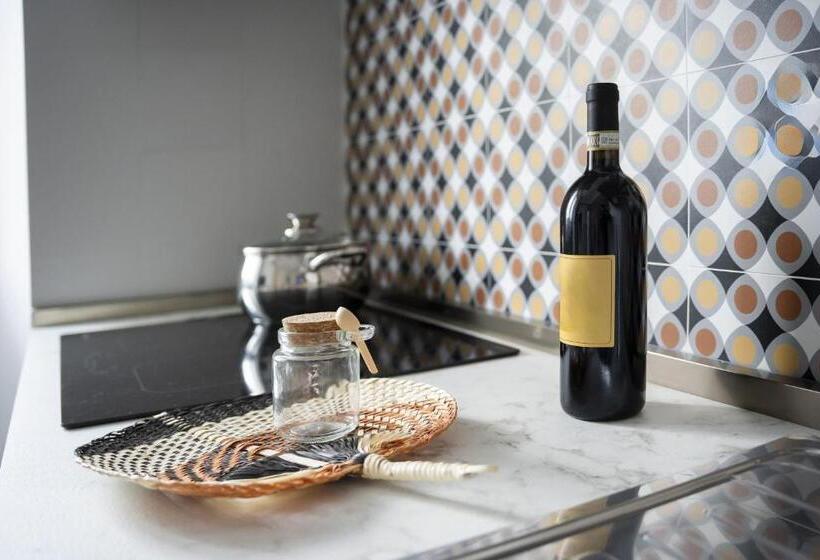 דירת חדר, La Terra Di Mezzo