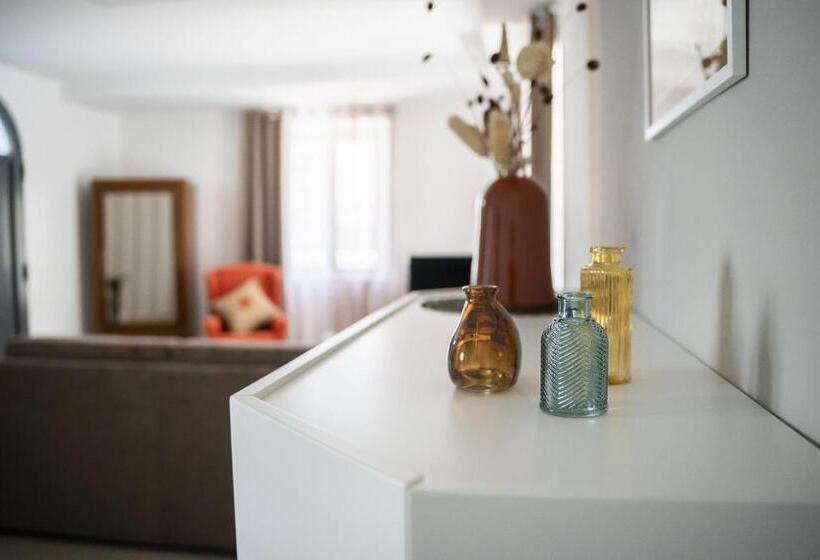 דירת חדר, La Terra Di Mezzo