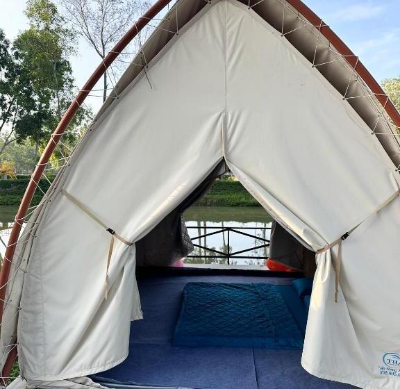 بانگلوی استاندارد, The Grand Việt Kiều