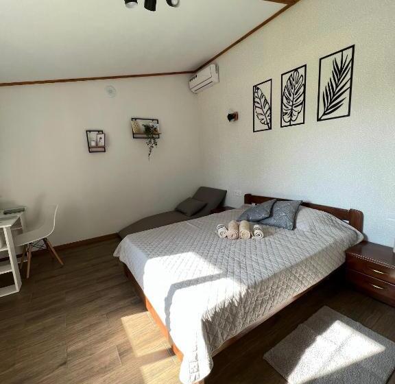 חדר משפחתי, Green House Gribovka