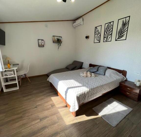 חדר משפחתי, Green House Gribovka