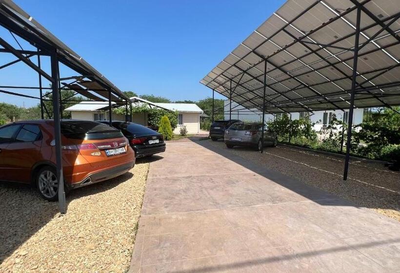 חדר משפחתי, Green House Gribovka