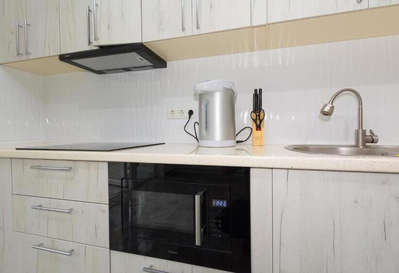 اتاق استاندارد سه تخته با چشمانداز استخر, Agata Breeze