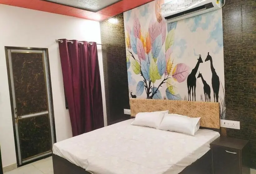 اتاق لوکس, Mahesh