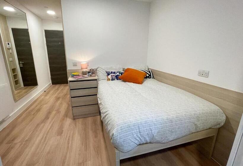 استودیوی استاندارد, Premium Studio   Sparkford House