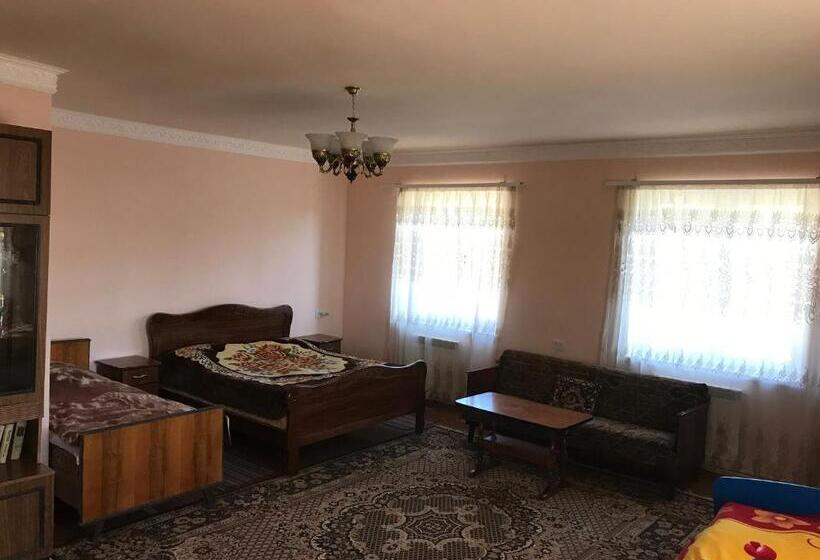 غرفة قياسية ثلاثية, Ashot & Gohar B&b