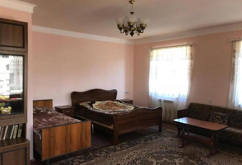 غرفة قياسية ثلاثية, Ashot & Gohar B&b