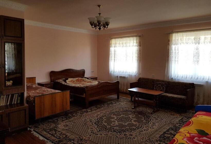غرفة قياسية ثلاثية, Ashot & Gohar B&b