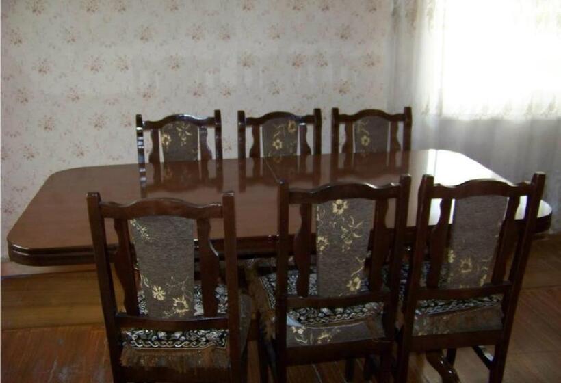 غرفة قياسية ثلاثية, Ashot & Gohar B&b