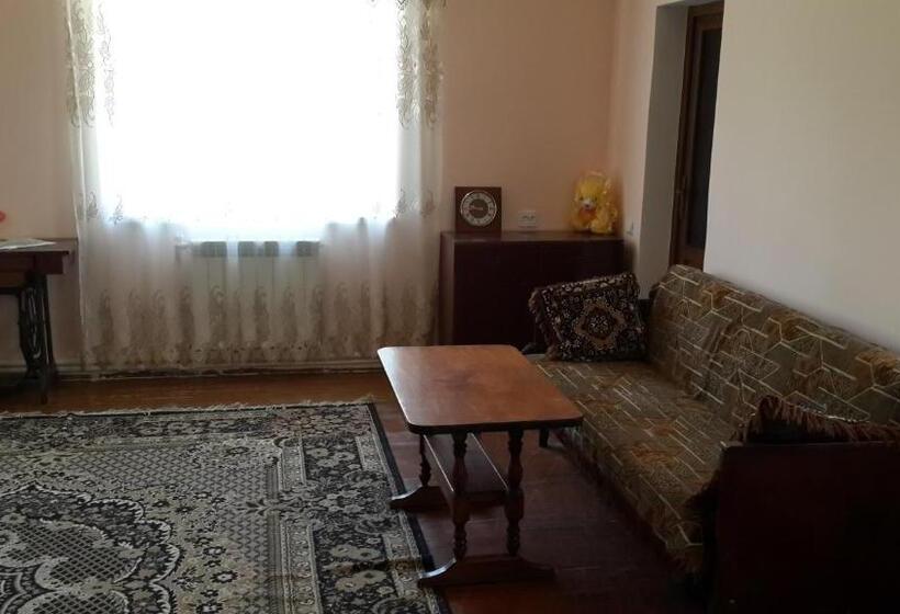 غرفة قياسية ثلاثية, Ashot & Gohar B&b