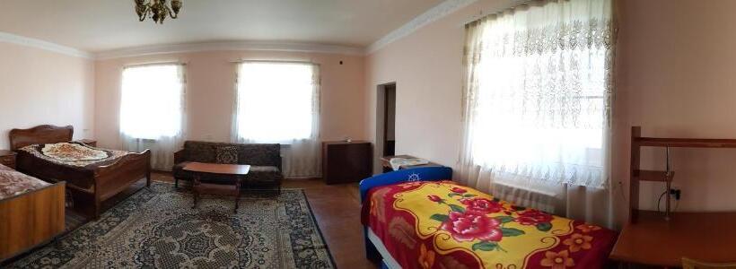 غرفة قياسية ثلاثية, Ashot & Gohar B&b