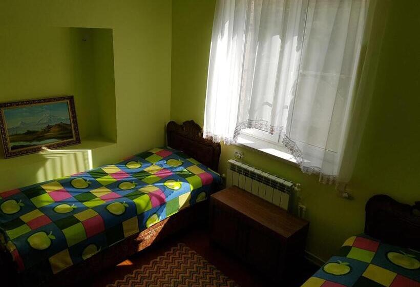 Номер Стандарт Вид на Сад, Ashot & Gohar B&b