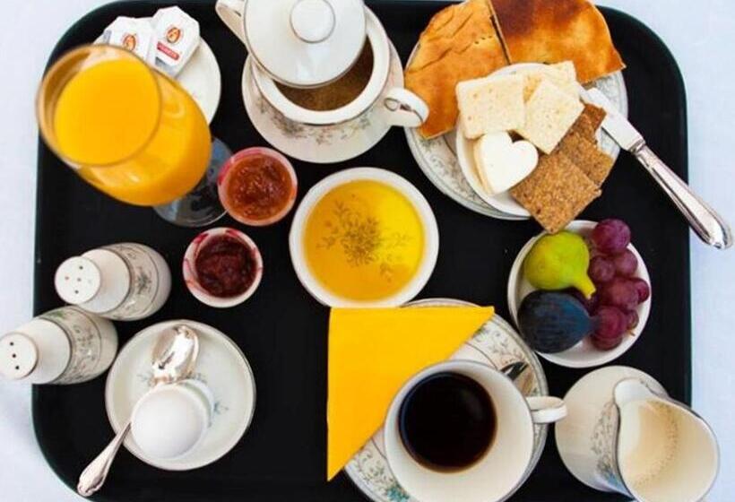 سوئیت با بالکن, Dar Esma