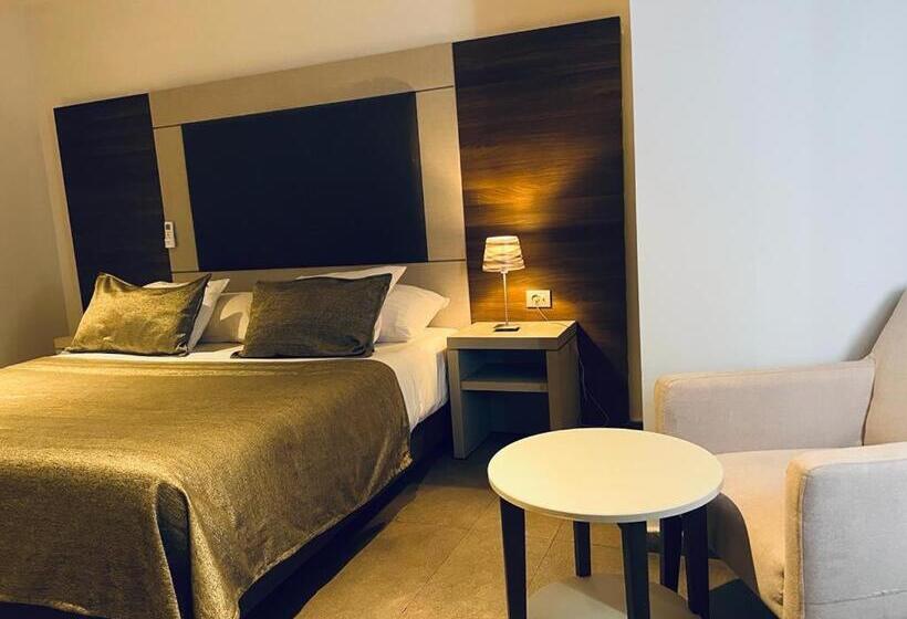 اتاق سوپریور با تخت بزرگ, Grand Hotel Central