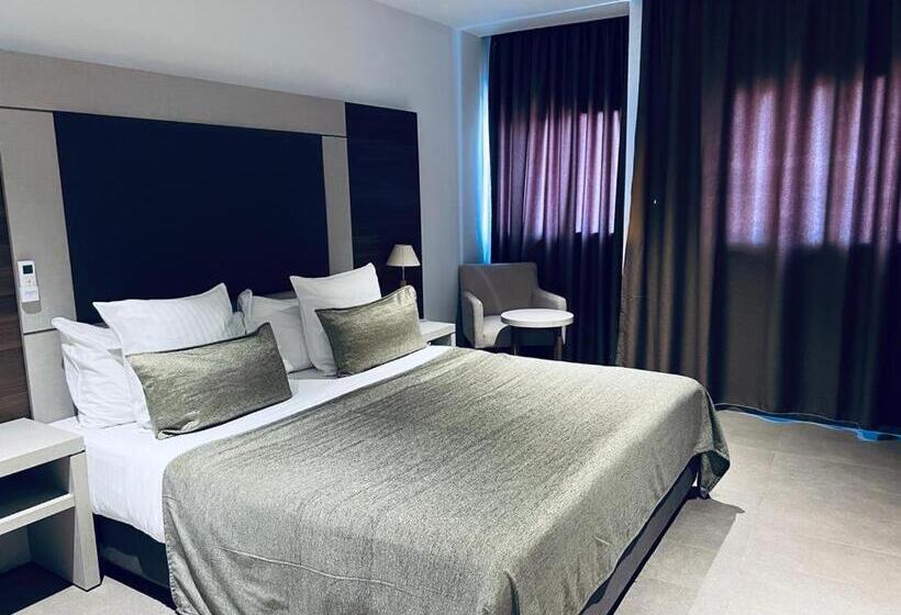 اتاق سوپریور با تخت بزرگ, Grand Hotel Central