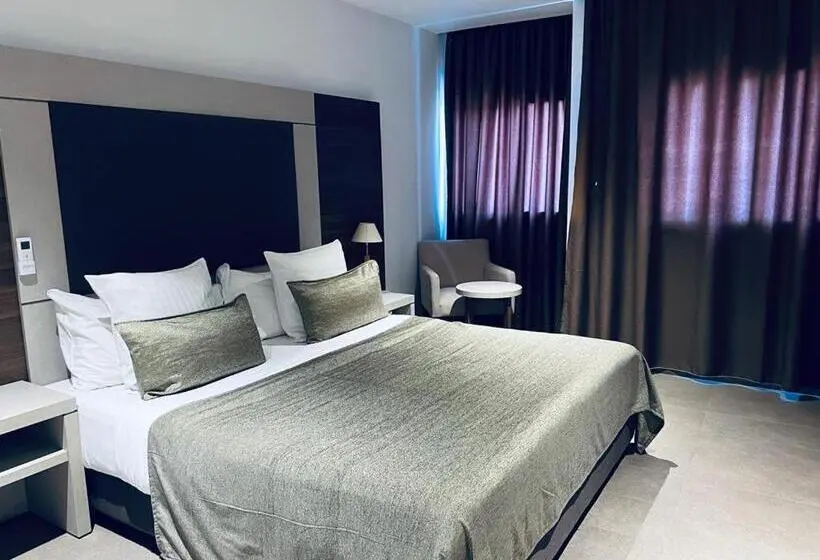 اتاق سوپریور با تخت بزرگ, Grand Hotel Central