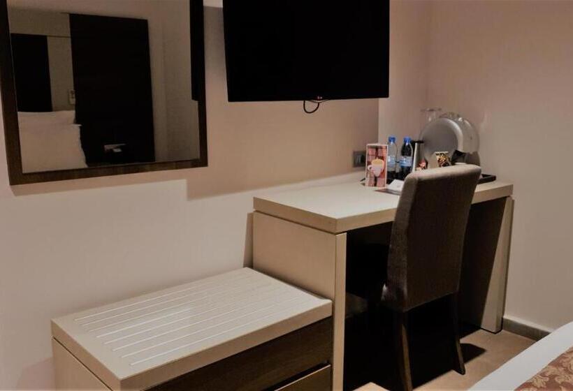 اتاق لوکس با تخت بزرگ, Grand Hotel Central