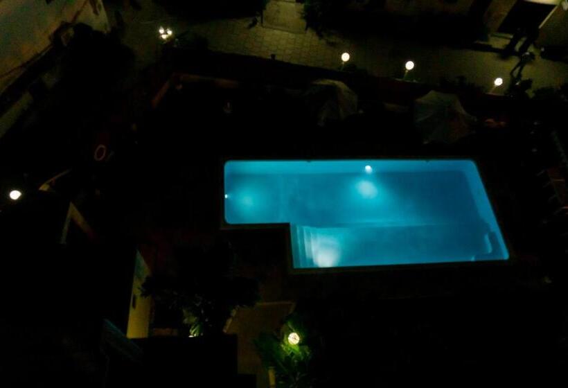 带大床的标准间, Golden Tulip Stone Town Boutique