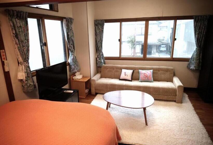 اتاق اکونومی, Hitoyoshi Morinohall Ladies In  Female Only