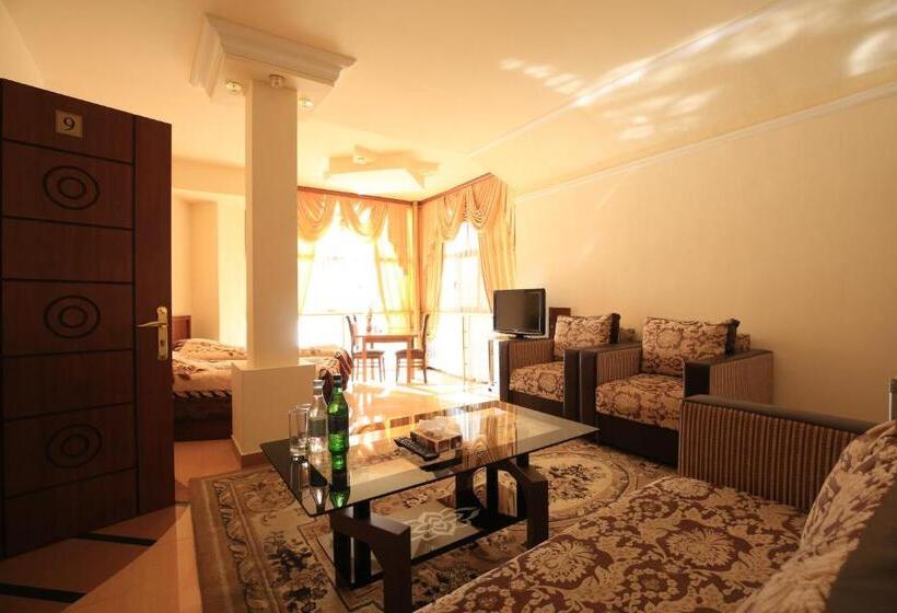 جناح مطلّ علي الحديقة, Jermuk Ani