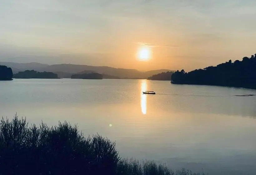 بانگلوی لوکس, Lake Bunyonyi Rock Resort