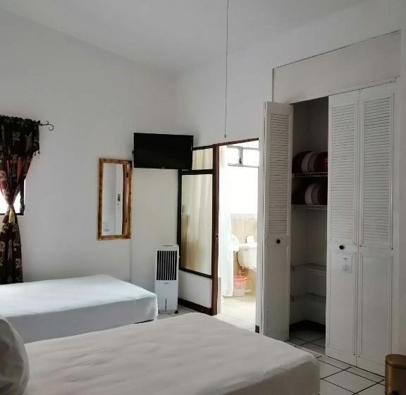 חדר סטנדרט לשלושה, Novohostal B&b