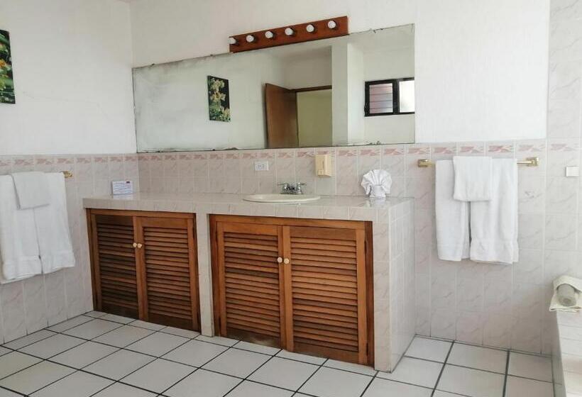 חדר משפחתי, Novohostal B&b