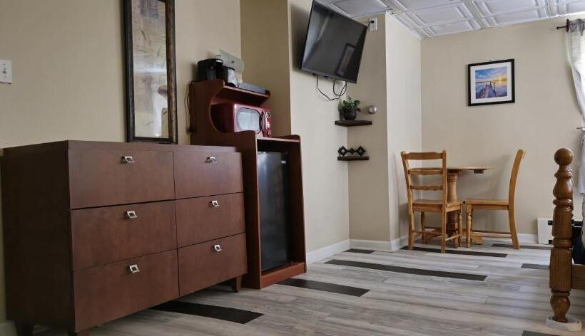 جناح, Rodeway Inn Formerly Camp Inn Lodge