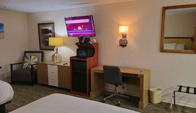 غرفة قياسية رباعية, Rodeway Inn Formerly Camp Inn Lodge