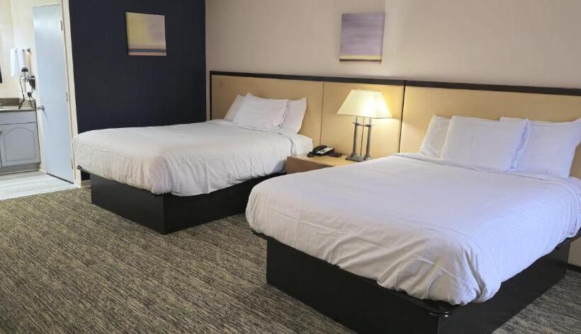 غرفة قياسية رباعية, Rodeway Inn Formerly Camp Inn Lodge