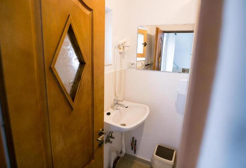 חדר קלאסי לשלושה, Aria