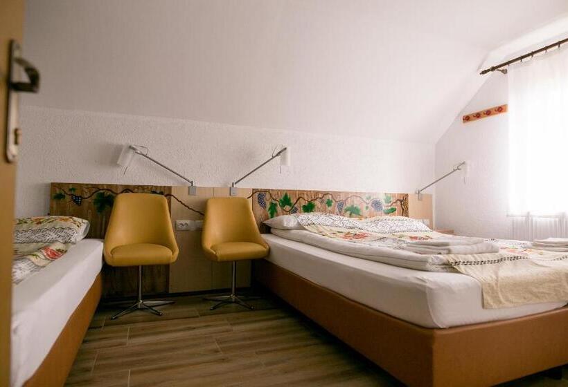 חדר קלאסי לשלושה, Aria