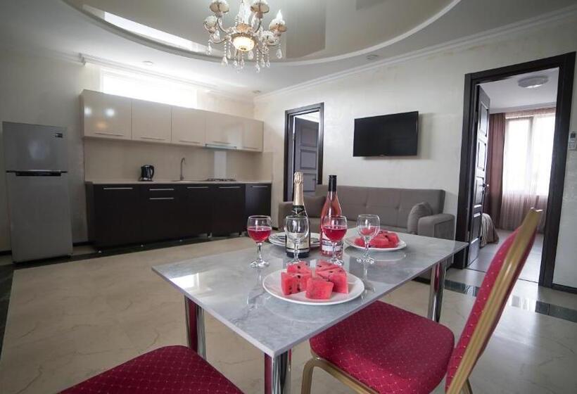 اتاق سوپریور خانوادگی, Progress