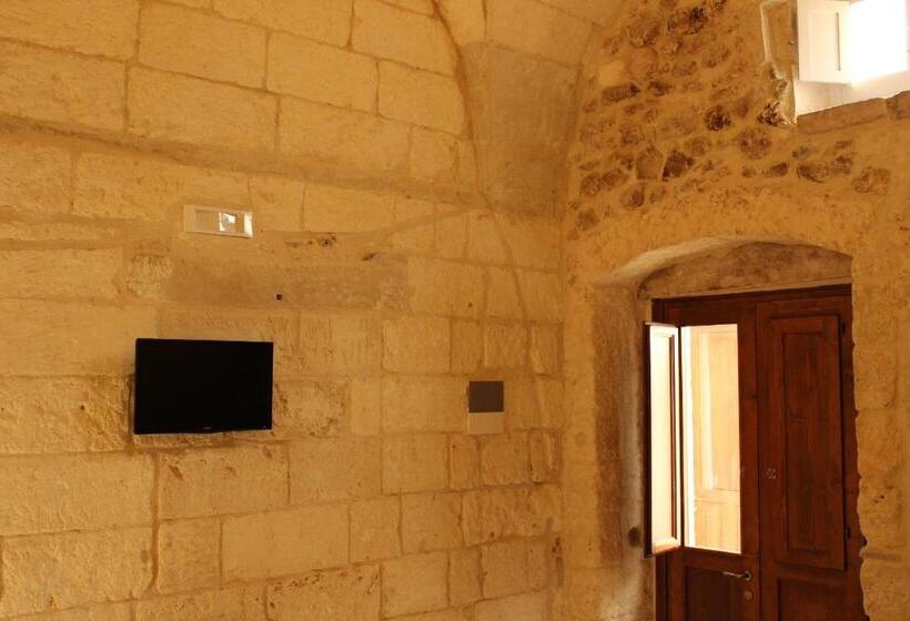 غرفة قياسية ثلاثية, Alla Corte Del Naif