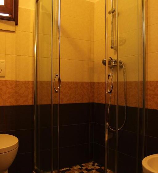 غرفة قياسية ثلاثية, Alla Corte Del Naif