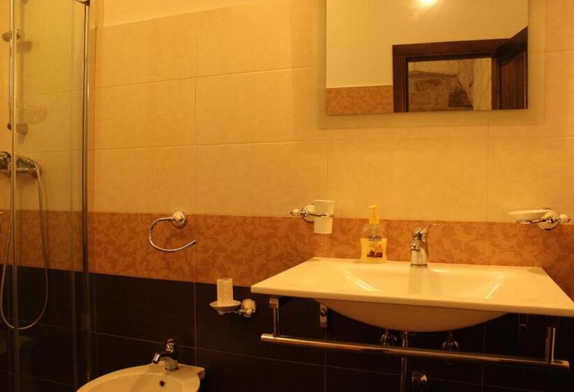 غرفة قياسية ثلاثية, Alla Corte Del Naif