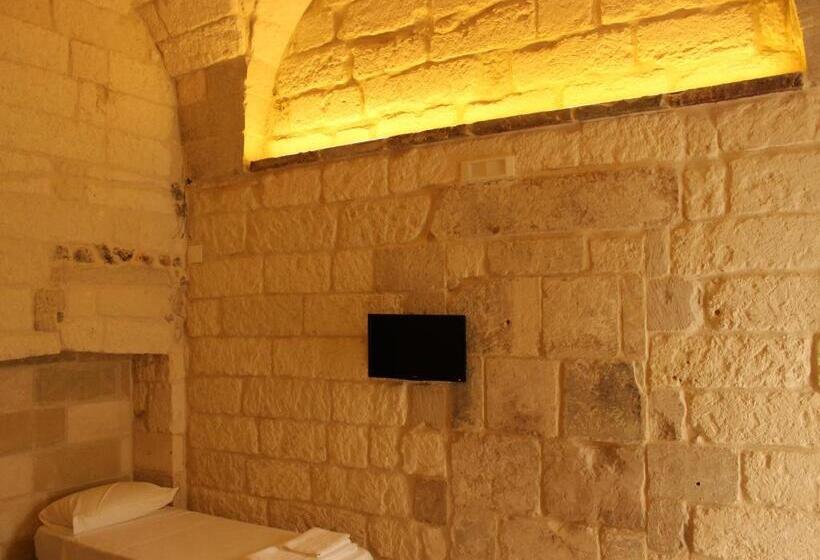 غرفة قياسية ثلاثية, Alla Corte Del Naif