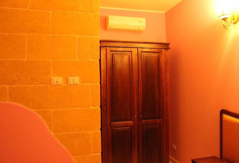 جناح غرفتين نوم, Alla Corte Del Naif