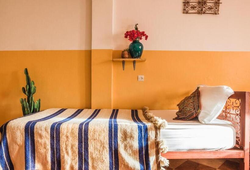 מיטה בחדר משותף, The Lunar Surf House