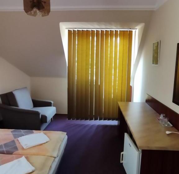 اتاق استاندارد چهارنفره با بالکن, Start Panzió étterem