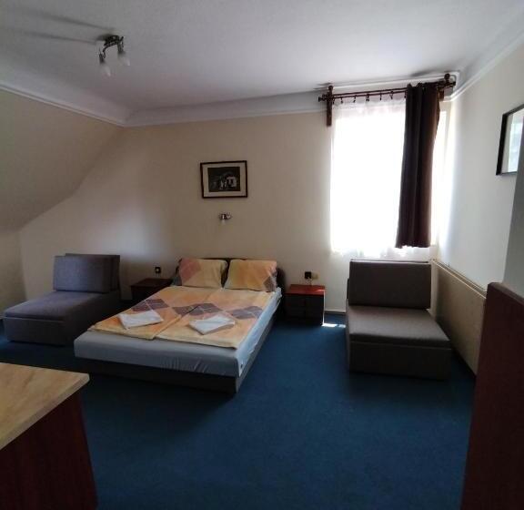 اتاق استاندارد چهارنفره با بالکن, Start Panzió étterem